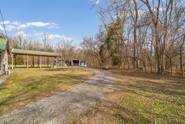 1095 White Oak Rd, Stewart, TN 37175
