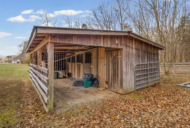 1095 White Oak Rd, Stewart, TN 37175