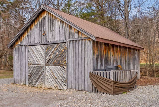 1095 White Oak Rd, Stewart, TN 37175