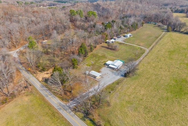 1095 White Oak Rd, Stewart, TN 37175