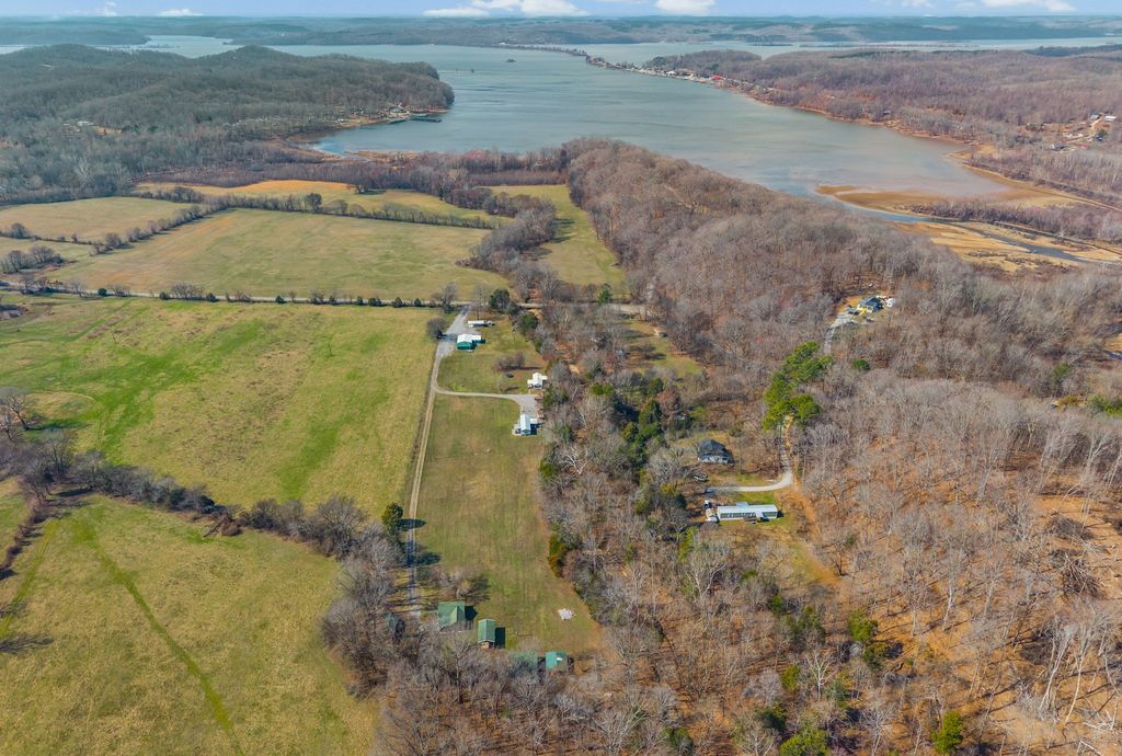 1095 White Oak Rd, Stewart, TN 37175