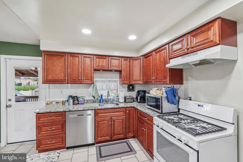 Image 17 of property listing at 1640 POLES RD, Baltimore, MD 21221