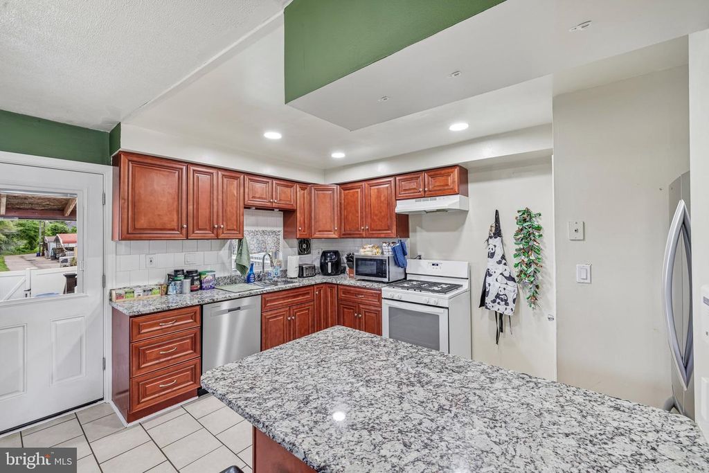 Image 18 of property listing at 1640 POLES RD, Baltimore, MD 21221