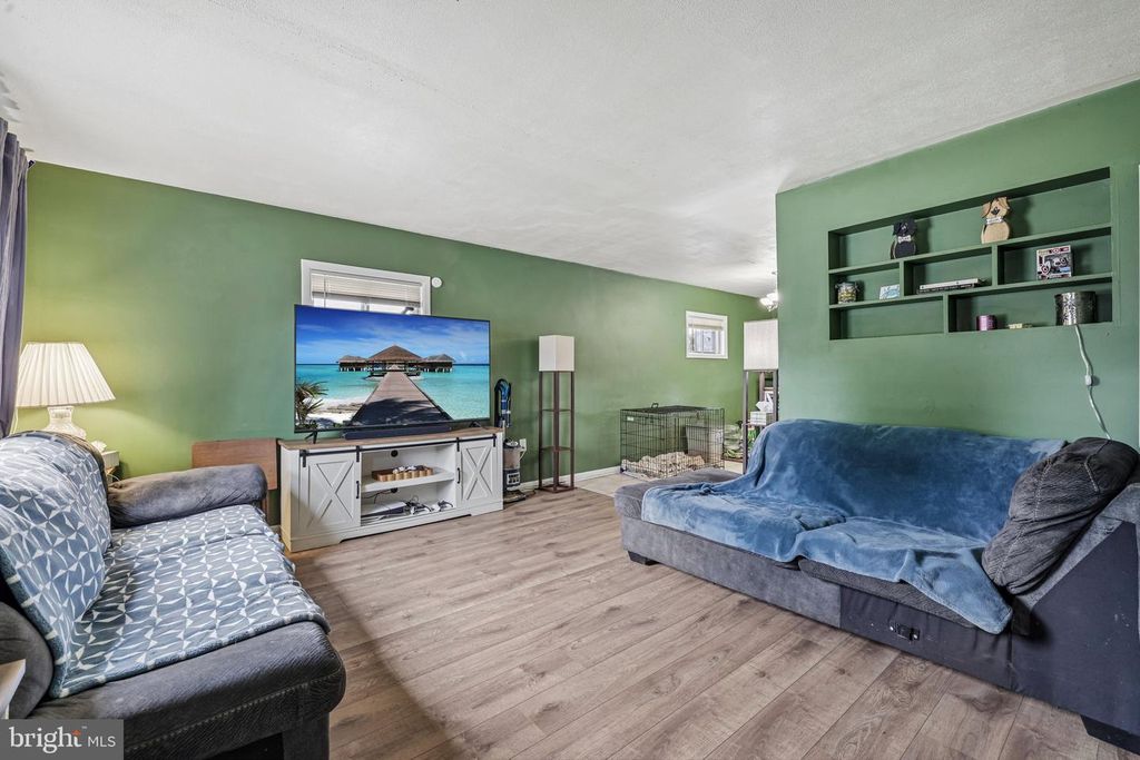 Image 9 of property listing at 1640 POLES RD, Baltimore, MD 21221