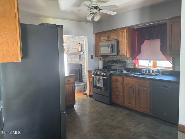 2105 Oaklawn Avenue, Rotterdam, NY 12306