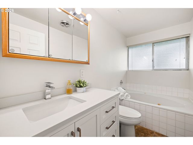 6368 Se PINE CREEK Way, Milwaukie, OR 97267