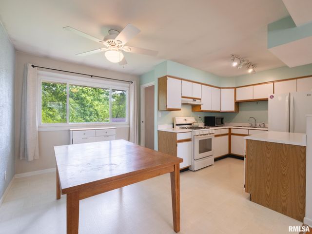 5824 N WESTERN Avenue, Peoria, IL 61614