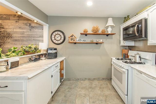 15 Concord G, West Milford, NJ 07480