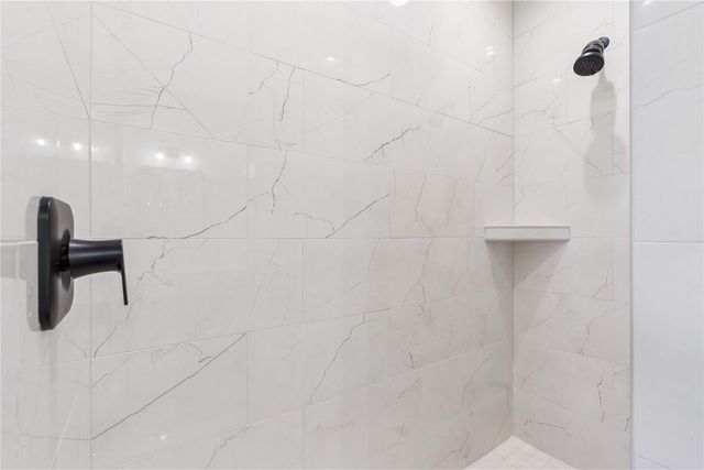 5608 Seminole Valley Trl NE, Cedar Rapids, IA 52411