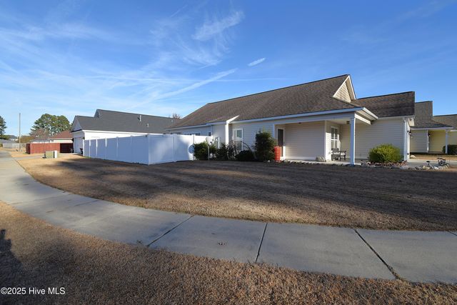 2401 Sawgrass Drive, Winterville, NC 28590