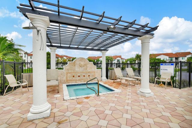 703 VILLA Circle 703, Boynton Beach, FL 33435