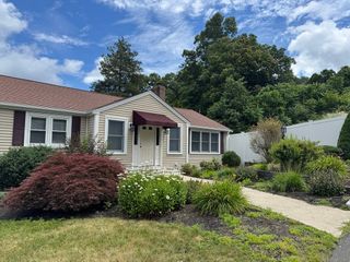 8 Grace Rd, Woburn, MA 01801