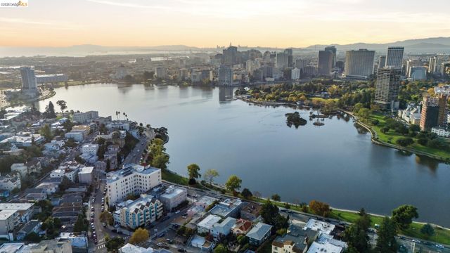 714 Walavista Ave, Oakland, CA 94610