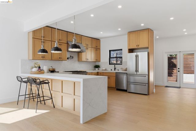 714 Walavista Ave, Oakland, CA 94610