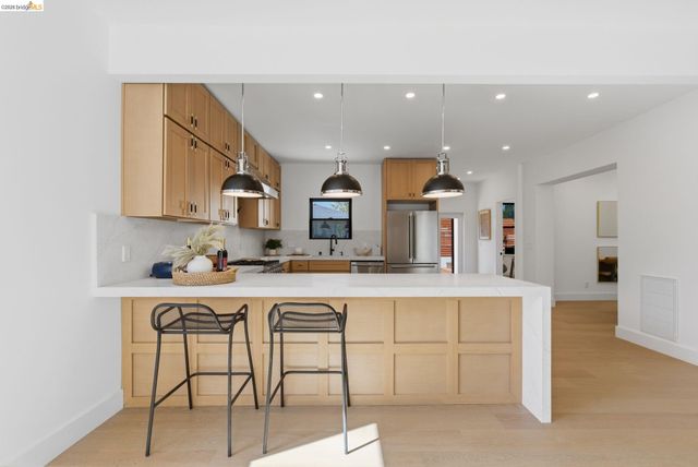 714 Walavista Ave, Oakland, CA 94610