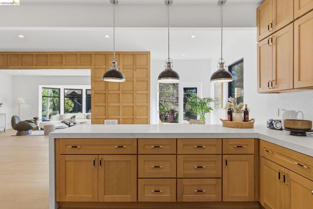 714 Walavista Ave, Oakland, CA 94610