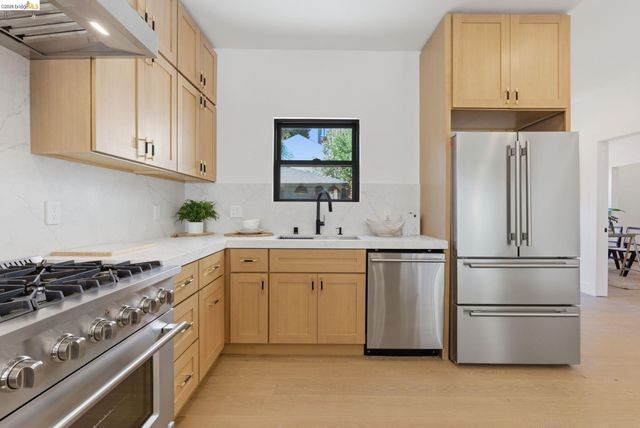 714 Walavista Ave, Oakland, CA 94610