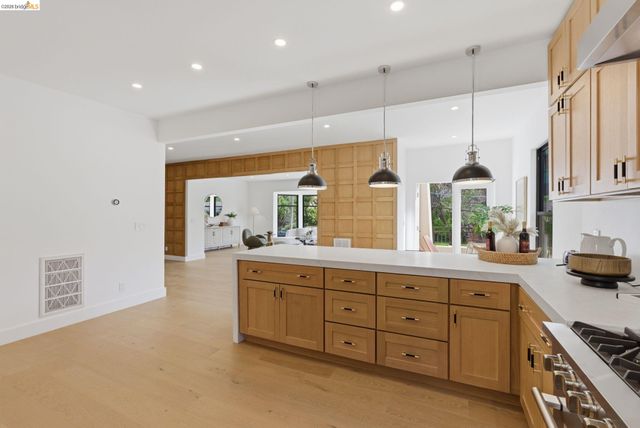 714 Walavista Ave, Oakland, CA 94610