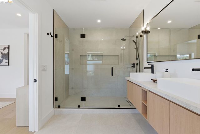 714 Walavista Ave, Oakland, CA 94610