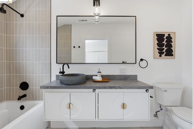 714 Walavista Ave, Oakland, CA 94610