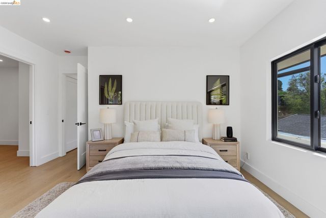 714 Walavista Ave, Oakland, CA 94610