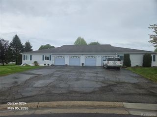 1137 Parkside Circle, Grand Blanc, MI 48439