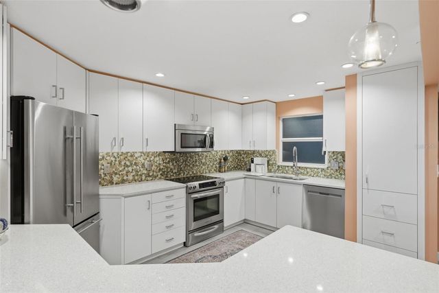 700 BEACH DRIVE NE 302, St Petersburg, FL 33701