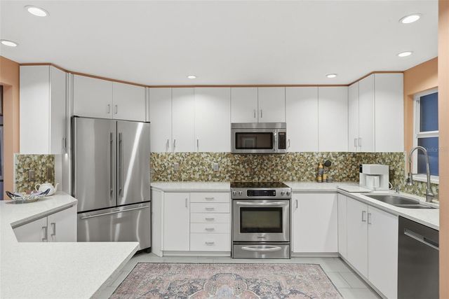 700 BEACH DRIVE NE 302, St Petersburg, FL 33701