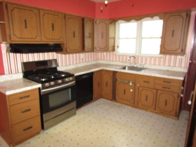 328 Commonwealth Ave, West Mifflin, PA 15122