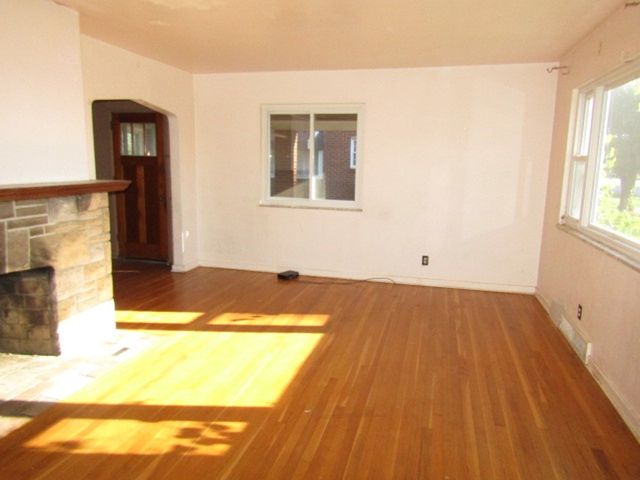 328 Commonwealth Ave, West Mifflin, PA 15122