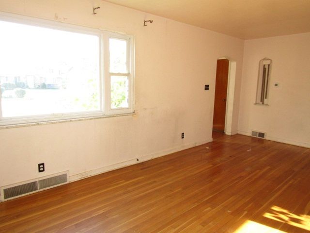 328 Commonwealth Ave, West Mifflin, PA 15122