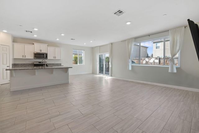 3516 E Seeger Avenue, Visalia, CA 93292