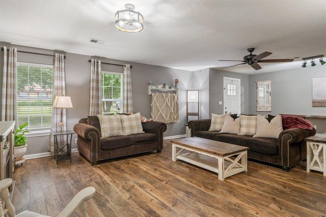 601 S 8th Street Drive, Yukon, OK 73099