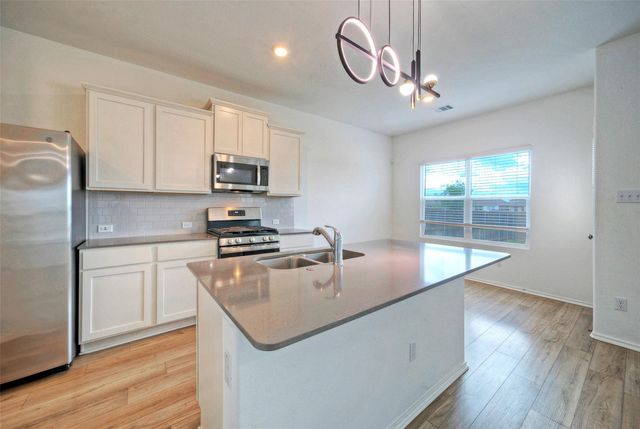 504 Milliner LOOP, Hutto, TX 78634