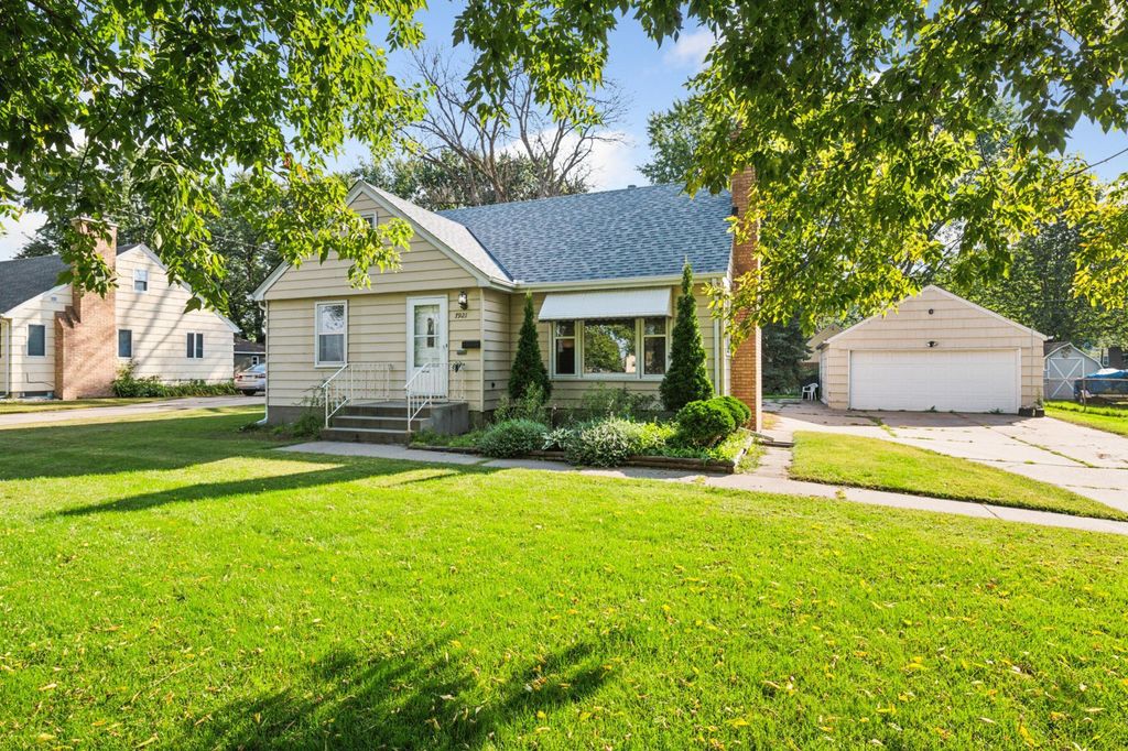 7921 Stevens Avenue S, Bloomington, MN 55420