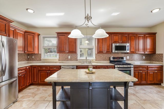 17 Campbell St, New Bedford, MA 02740