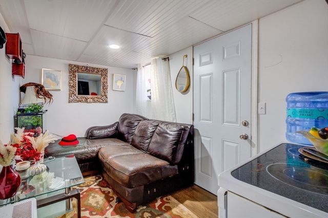 546 Snell St, Fall River, MA 02721