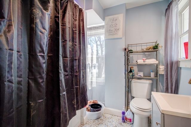 546 Snell St, Fall River, MA 02721