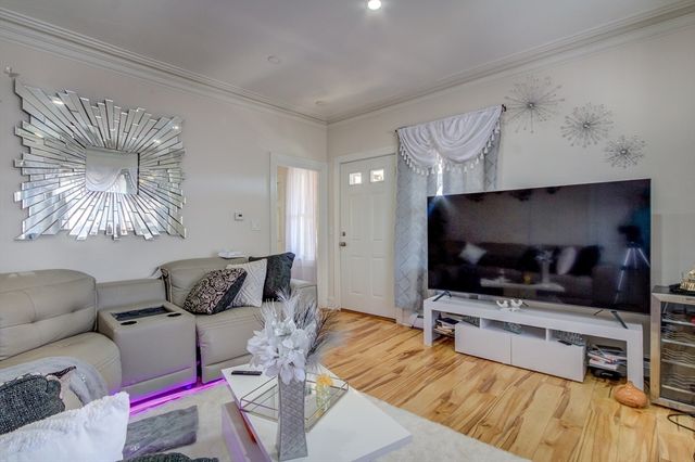 546 Snell St, Fall River, MA 02721