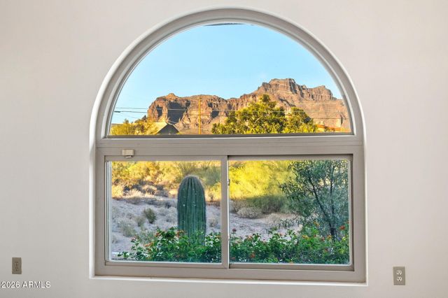 2323 E GREASEWOOD Street, Apache Junction, AZ 85119