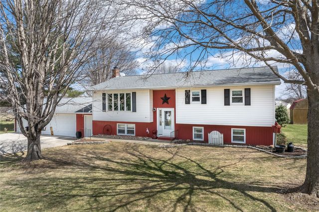 2276 57th Street Trail, Vinton, IA 52349