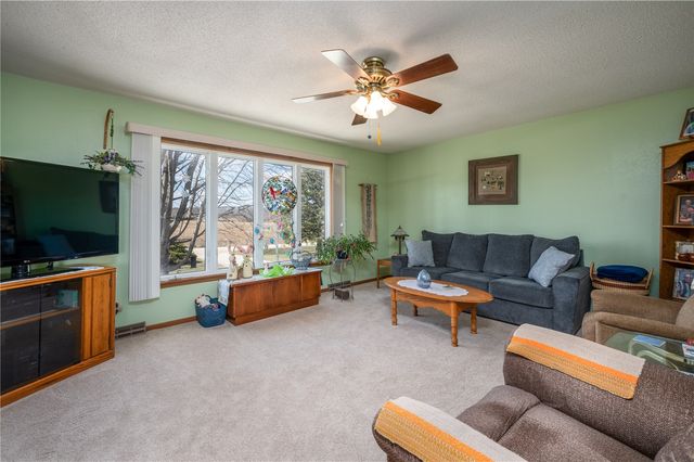 2276 57th Street Trail, Vinton, IA 52349