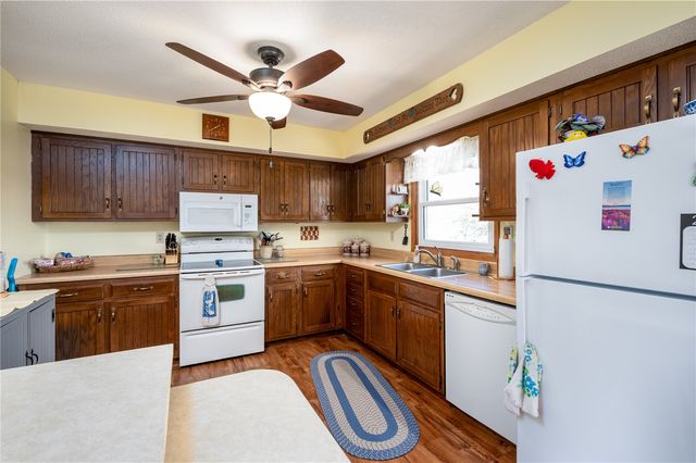 2276 57th Street Trail, Vinton, IA 52349