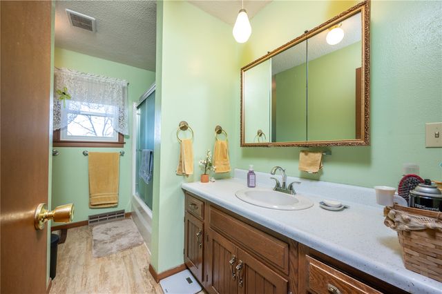 2276 57th Street Trail, Vinton, IA 52349