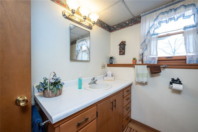 2276 57th Street Trail, Vinton, IA 52349