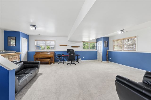 517 N Warwick Avenue, Westmont, IL 60559