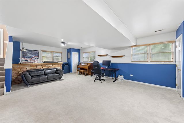 517 N Warwick Avenue, Westmont, IL 60559