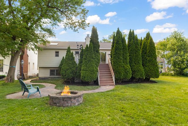 517 N Warwick Avenue, Westmont, IL 60559
