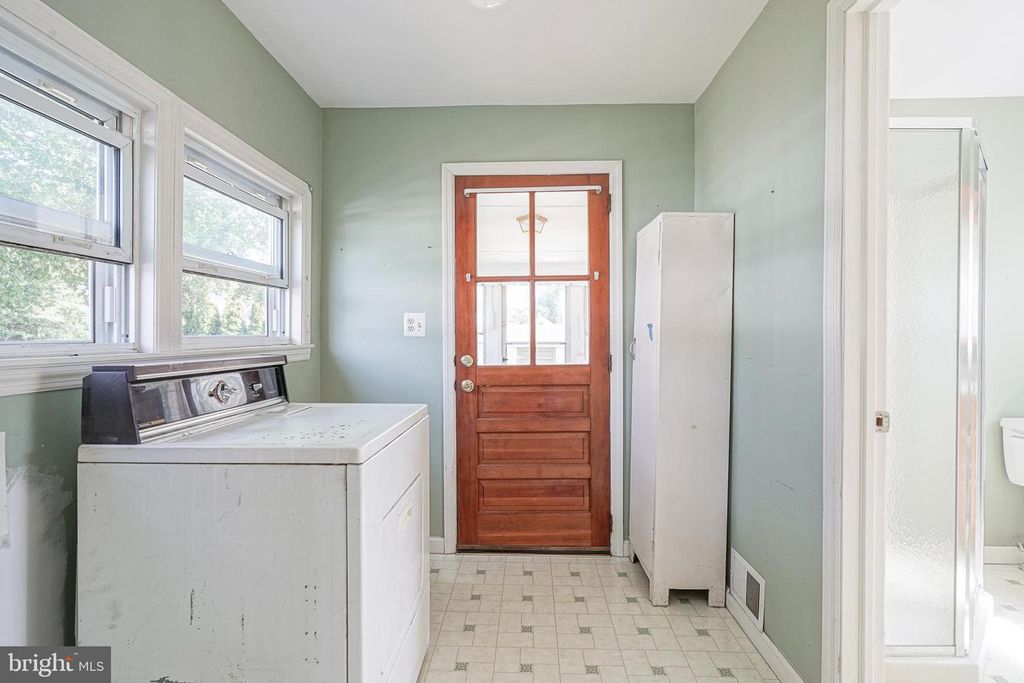 18 OAK ST, Gibbstown, NJ 08027