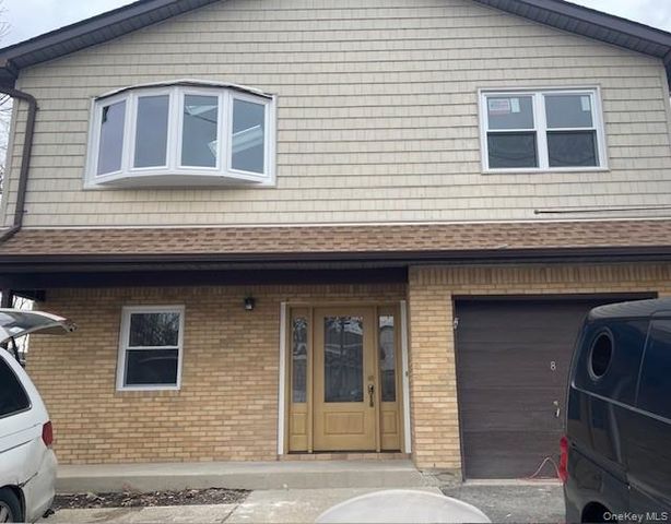 8 Deans Lane, Bayville, NY 11709